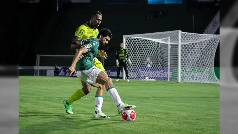 Bruno Mendes protegendo a bola no ataque