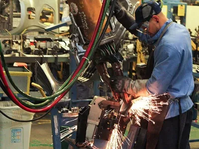 Produção industrial no país recua 0,9 em relação a abril
