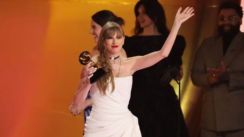 Taylor Swift leva 4º prêmio de melhor álbum do ano no Grammy