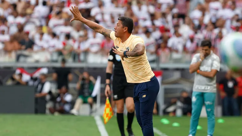 "Treinador tem todo o nosso apoio", diz Lucas Moura após eliminação do São Paulo