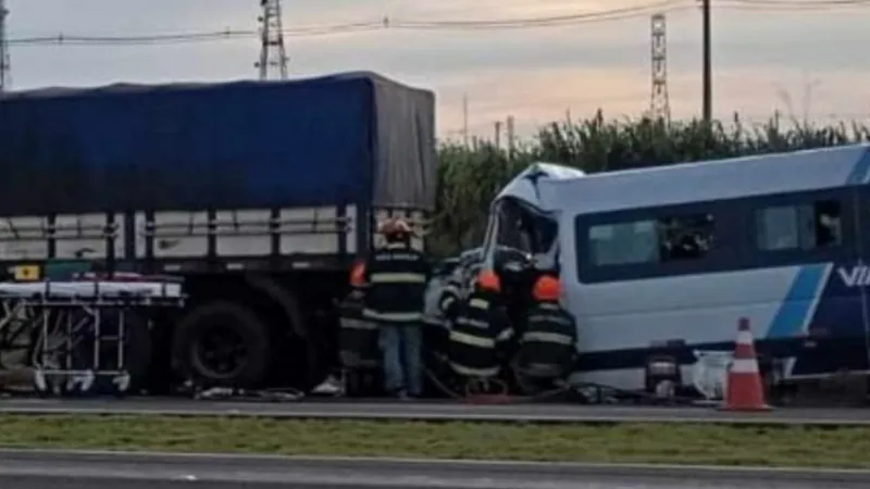 Motorista de van morre ao bater na traseira de um caminhão