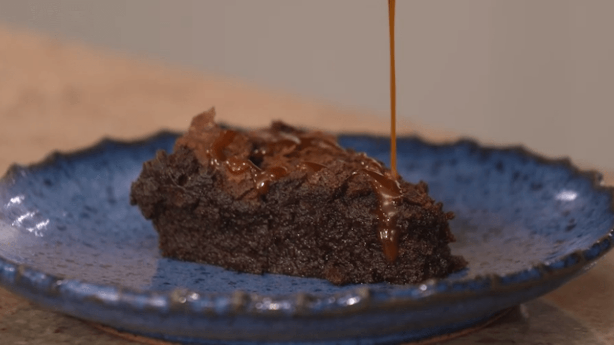 Bolo de chocolate molhadinho com calda de caramelo | Band Receitas