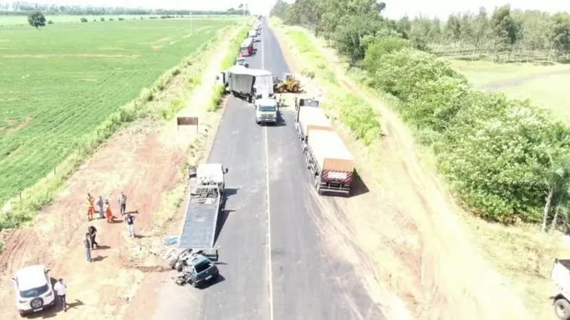 Motorista morre após bater carro em carreta na região de Taciba