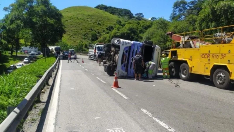 Caminhão transportando roupas tomba na Serra das Araras, no Rio de Janeiro