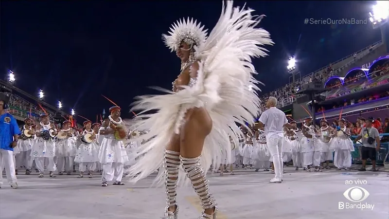 Veja os looks que as rainhas de bateria usaram no 1º dia de Carnaval na Sapucaí