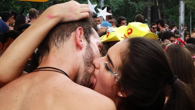 Vai beijar muito no Carnaval? Cuidado com a "doença do beijo"