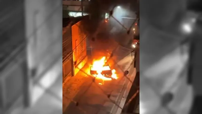 Carro pega fogo após bater em outro veículo, em Taubaté