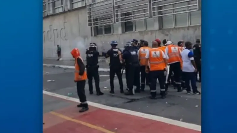 Dispersão de foliões após bloco no Centro de São Paulo termina com confusão