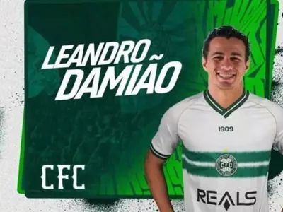 Coritiba oficializa contratação do centroavante Leandro Damião