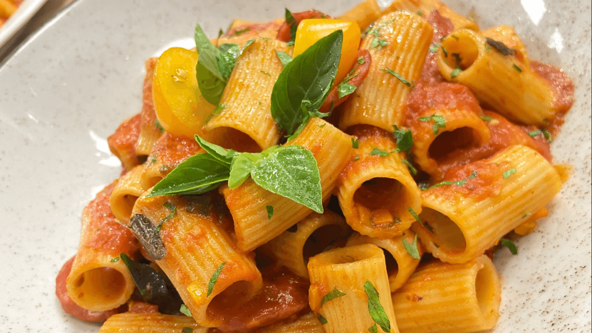 Rigatoni ao molho de tomate picante e linguiça defumada | Band Receitas