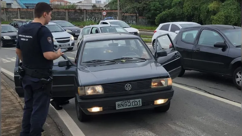 Suposto carro furtado é apreendido com a placa pintada à mão, em Limeira