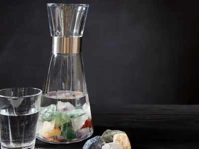 Garrafa de água com cristal: entenda os benefícios e saiba como usar
