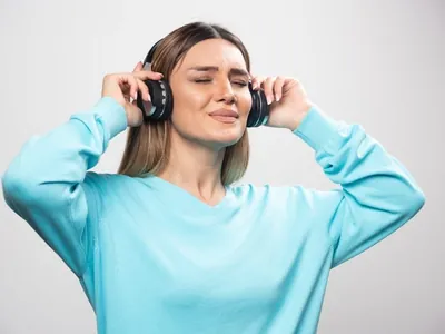 Uso excessivo de fones de ouvido pode causar riscos à saúde auditiva