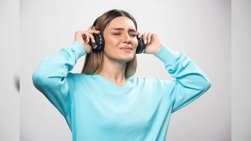 Uso excessivo de fones de ouvido pode causar riscos à saúde auditiva