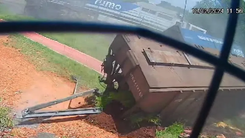 Trem descarrila, atinge casa e deixa feridos no norte do Paraná