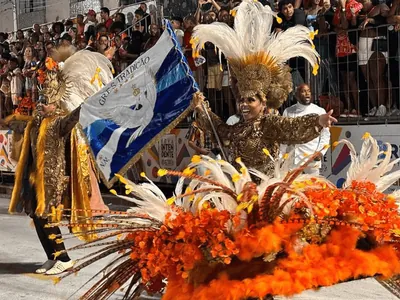 Escola de samba "Tradição" vence carnaval e volta a desfilar na Sapucaí em 2025