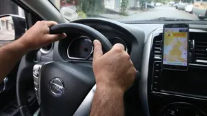 Criminosos criam apps clandestinos e extorquem motoristas no RJ