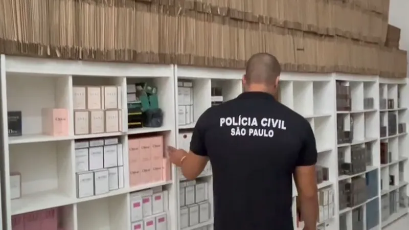 Polícia Civil apreende carga de perfumes falsificados em Barueri, na Grande SP