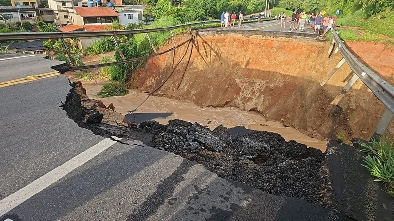 Cratera é formada após temporal atingir Barra do Piraí, no sul Fluminense