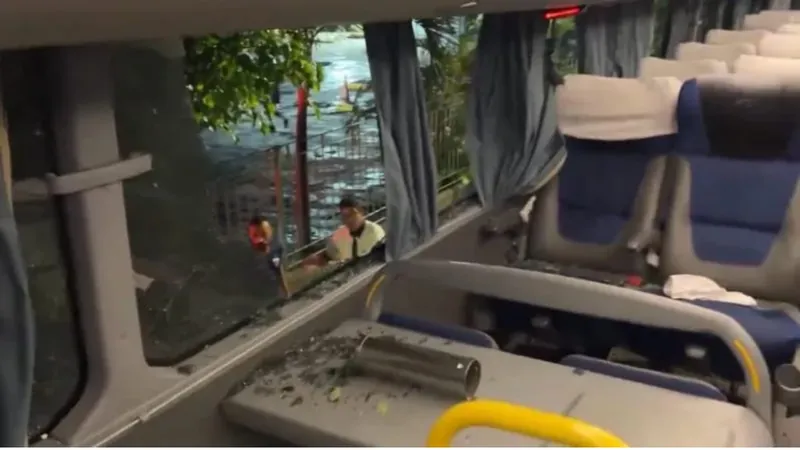 Ônibus do Fortaleza é apedrejado após empate com Sport; jogadores ficam feridos