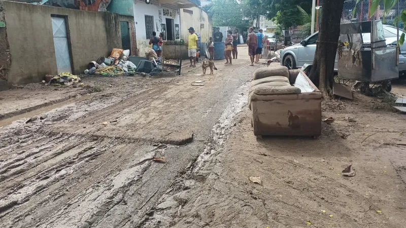 Moradores contabilizam prejuízos em Nova Iguaçu mais de 40 horas após chuvas