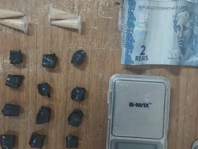 Polícia prende homem em casa abandonada com porções de drogas