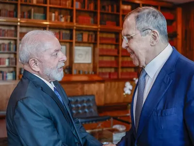 Lula discute Ucrânia com Lavrov e confirma ida à Rússia para cúpula do Brics