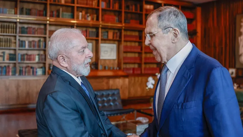 Lula discute Ucrânia com Lavrov e confirma ida à Rússia para cúpula do Brics