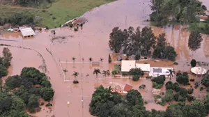 Vídeo: 50 casas são interditadas após enchente em São Luiz do Paraitinga