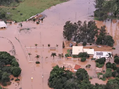 Vídeo: 50 casas são interditadas após enchente em São Luiz do Paraitinga