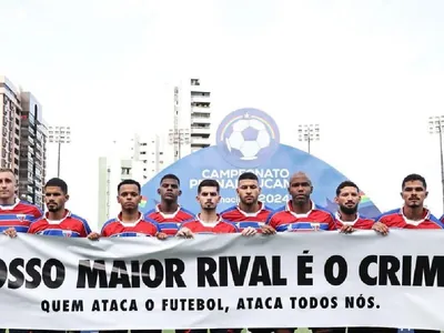 Jogadores do Sport entram campo com camisa do Fortaleza em jogo contra o Náutico