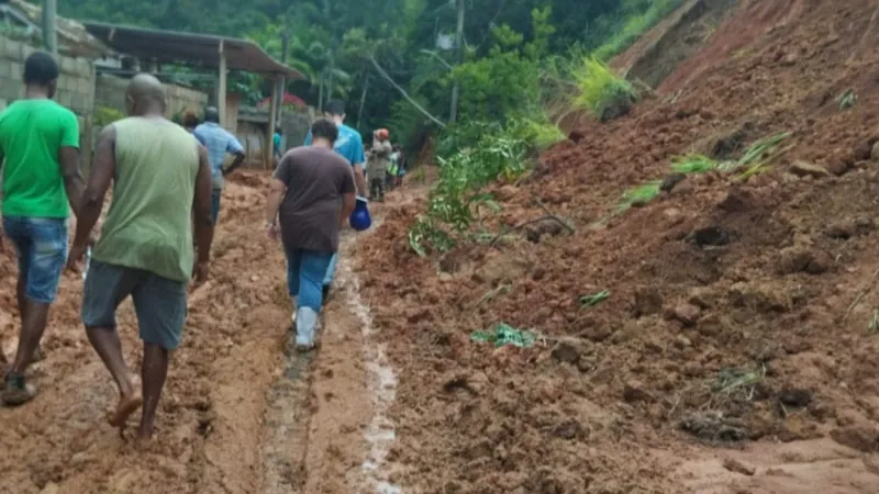  O imóvel onde a criança estava foi atingido por um deslizamento de terra