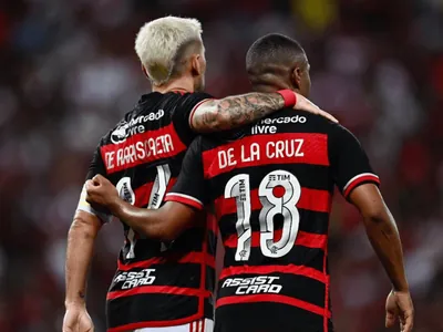 Flamengo vence Fluminense e se isola na liderança do Carioca; veja os gols