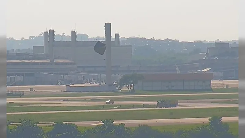 Balão cai no Aeroporto Internacional do Galeão na manha deste domingo (25)