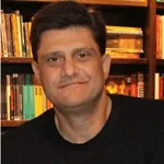 Mário Abbade é diretor, roteirista, jornalista, pesquisador e crítico de cinema.