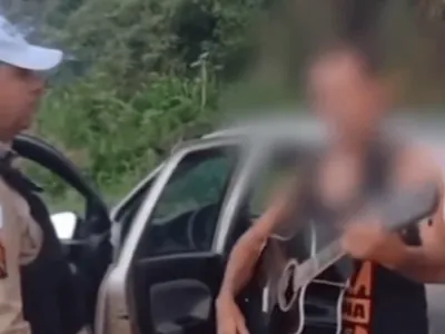 Motorista bêbado canta para policial na hora da abordagem