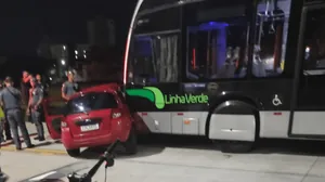 Ônibus da Linha Verde se envolve em acidente em São José dos Campos