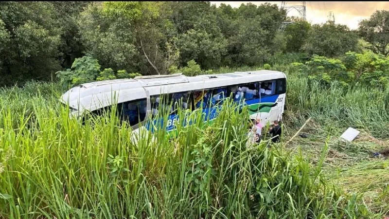 Ônibus tomba na Rodovia Rio-Santos e deixa 17 pessoas ficam feridas