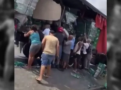  Caminhão que transportava cerveja é saqueado na Av. Brasil