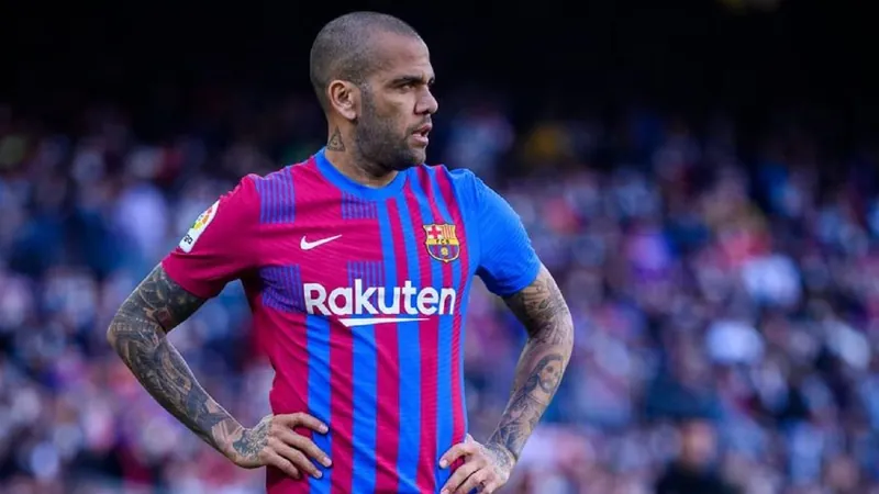 Dani Alves 'some', mas reaparece em lista de lendas do Barcelona; entenda