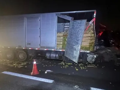 Motorista de caminhão morre ao bater contra carretas na Rodovia Raposo Tavares 