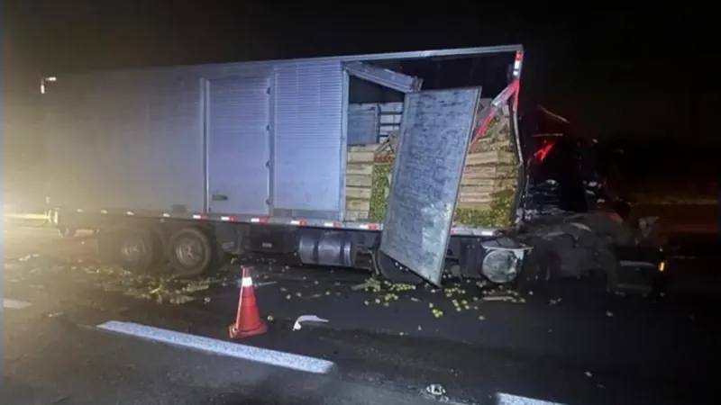 Motorista de caminhão morre ao bater contra carretas na Rodovia Raposo Tavares