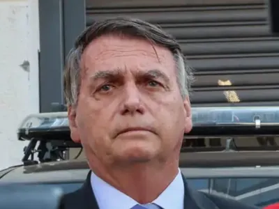 José Simão: "Pé ungido de Bolsonaro já pode receber uma tornozeleira eletrônica"