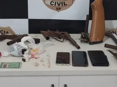 Dupla é presa com armas de fogo, drogas e celulares em Duartina