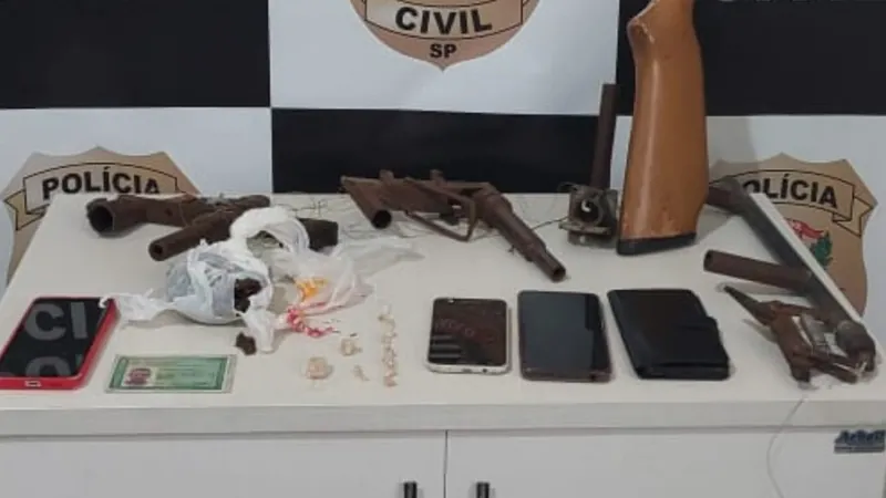 Dupla é presa com armas de fogo, drogas e celulares em Duartina