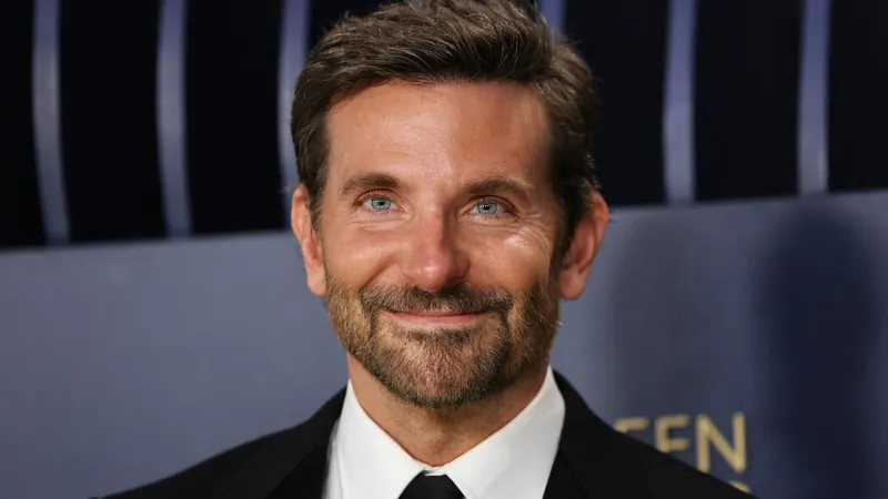 Bradley Cooper anda pelado em casa; veja outros famosos que também fazem isso