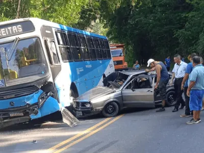 Acidente entre carro e ônibus deixa feridos em São José dos Campos