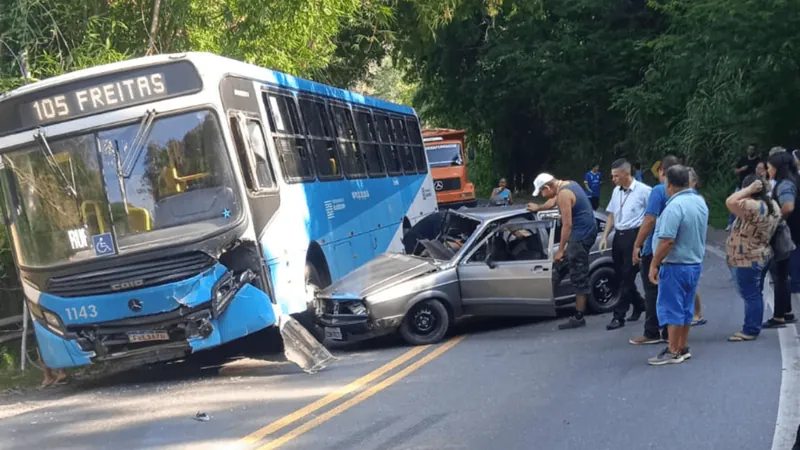 Acidente entre carro e ônibus deixa feridos em São José dos Campos