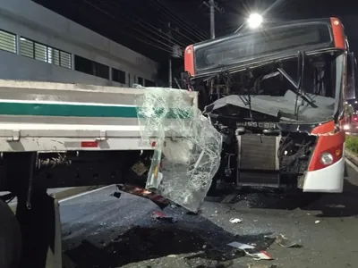 Acidente entre ônibus e caminhão deixa duas pessoas feridas em Campinas 