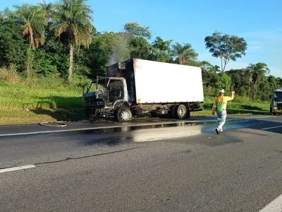 Cabine de caminhão pega fogo após pane elétrica em rodovia de Jaguariúna 